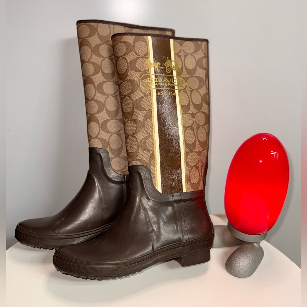 Ladies Coach Pammie Q357 Monogram rubber boots. Signature brown pallet size 5B🤎